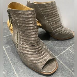 Paul Green Cayenne Peep Toe 3” Stacked Heel Bootie Metallic Leather Size 10